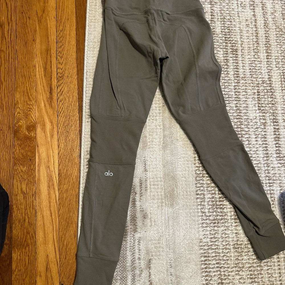 Alo olive green leggings